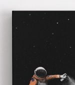 galaksi ve uzay çalışmaları kanvas tablo lavi tasarım tarafından üzerinde sprey ile samanyolu galaksisini püskürtüyormuş gibi yapan bir astronot resmedilmiş