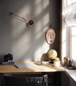 trend duvar saati spazio lavi tasarım ev dekorasyon ürünleri online mağazası duvarda asılı duvar saati ve maske ile masa üstünde fotoğraf makinesi ve kitap