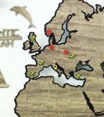 Beyaz zemin üzerinde gri, koyu kahve, iris renkte ülkeleri, sınırları ve kıtaları gösteren TV Arkası Dekor Arvore Metal & Ahşap Dünya Haritası