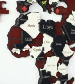 Beyaz zemin üzerinde bordo, krem, siyah renklerde ülkeleri gösteren Borgonha 3D Ahşap Dünya Haritası