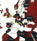 Beyaz zemin üzerinde bordo, krem, siyah renklerde ülkeleri gösteren Borgonha 3D Ahşap Dünya Haritası