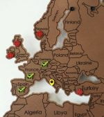Beyaz zemin üzerinde bakır renklerde ülkeleri ve kıtaları isimleri ve sınırları ile gösteren Dünya Dilsiz Haritası Siyasi Koper