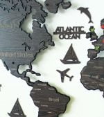 Beyaz zemin üzerinde koyu kahverengi, ceviz renkte ülkeleri, sınırları ve kıtaları gösteren Dünya Haritası Tablo Metal & Ahşap 2D Mesas