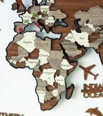 Beyaz zemin üzerinde gri, krem, beyaz, kahverengi renklerde ülkeleri gösteren Mistura Metal & Ahşap Dünya Haritası 3D Duvar Dekoru