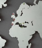 Gri zemin üzerinde gri, gümüş renklerde ülkeleri ve kıtaları gösteren Ofis Duvar Dekorasyon Metal Dünya Haritası Prata