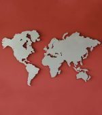 Kırmızı zemin üzerinde gri, gümüş renklerde ülkeleri ve kıtaları gösteren Ofis Duvar Dekorasyon Metal Dünya Haritası Prata