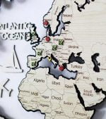 Beyaz zemin üzerinde Akçaağaç ve krem renkte ülkeleri, sınırları ve kıtaları gösteren Salon Duvar Dekorasyon Aksesuarı Sentado Dünya Haritası