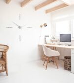 En Güzel Duvar Saati Modeli Pestivo Point 90 sandalye ve masa olan ofis duvarında asılı durmakta
