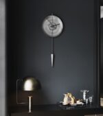 Siyah Duvarda Asılı Ahşap Duvar Saati Kosmo özel tasarım el yapımı duvar saati ile zamanda boyut değiştirin! En güzel duvar saati modelleri Lavi Tasarım ’da!