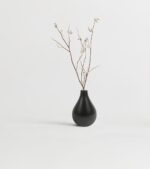 içinde kuru çiçekler olan siyah ahşap dekor ürünü Gordion, ahşap ev dekorasyon ürünleri markası Woodenheim tarafından üretilmekte ve Lavi Tasarım tarafından sunulmaktadır